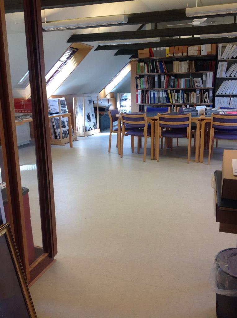 Arkivets læsesal ligger på første sal på Søndersø Bibliotek, Odensevej 8. Af hensyn til dårligt gående ekspederer vi gerne forespørgsler o.lign. i stueetagen. Bare spørg!
